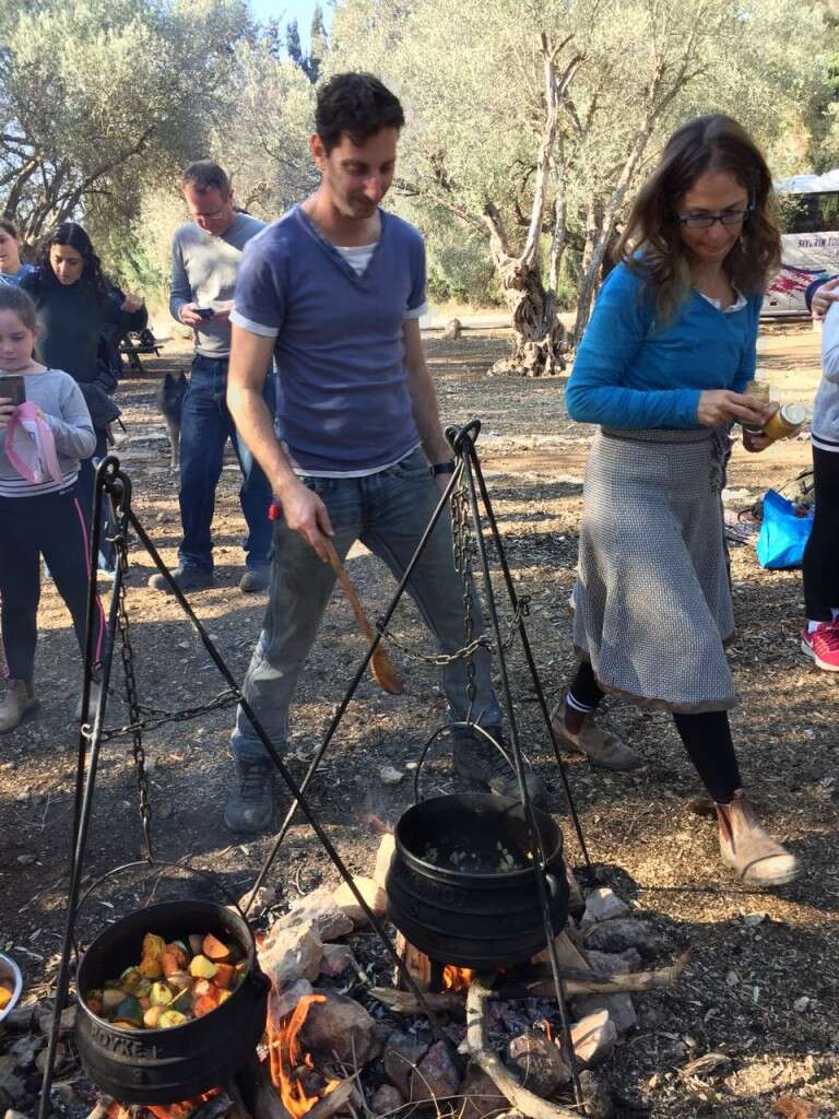 הברקוביצ'ים מטפלים בתבשילי הפויקה לקראת ארוחת הצהריים.צילום: ארז לוין