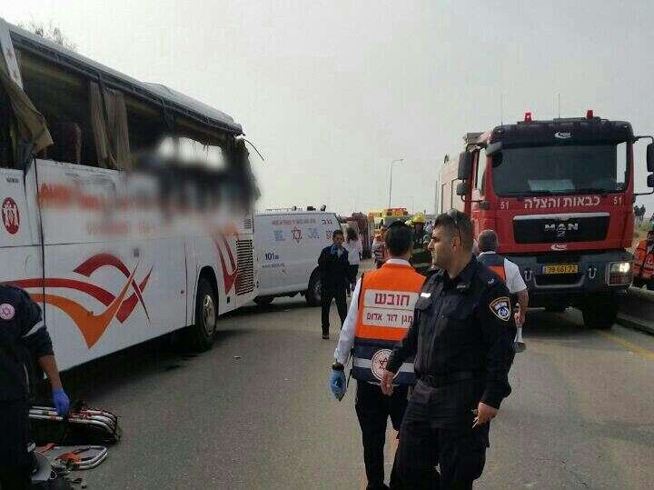 תאונה בכביש 31 סמוך לצומת להבים - צילום דוברות מדא 3.2.15