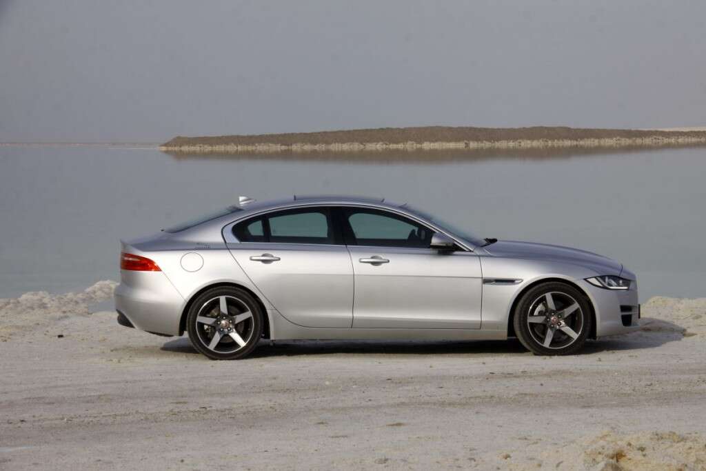 SMALL_JAGUAR XE BY NOAM WIND009