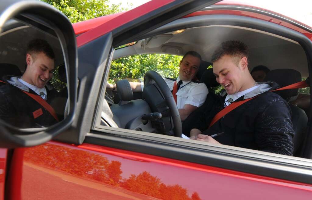 לימוד נהיגה נהג צעיר 0033