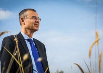 "אנשים בימין משחקים לידיים של השמאל"