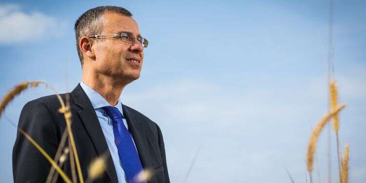 "אנשים בימין משחקים לידיים של השמאל"