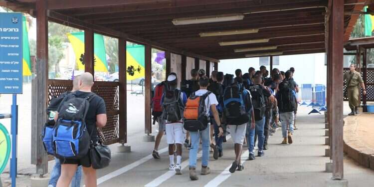 צעירים לפני גיוס בדרך לבקו הקרב על הרצון: כך צה"ל נלחם על הלוחמים