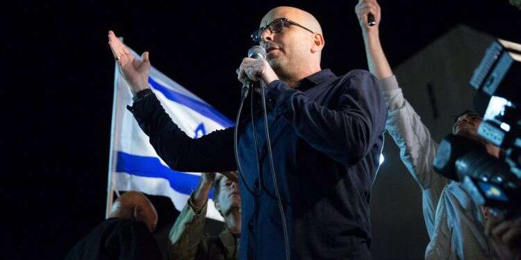 אלדד יניב בהפגנת השמאל ברוטשילד. צילום: מרים אלסטר, פלאש90 'ההפגנות לא פוליטיות': מופע הלהטוטנות של חיות