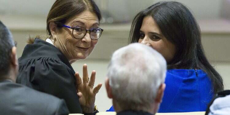 נשיאת בית המשפט העליון אסתר חיות ושרת המשפטים איילת שקד. צילום: EPA JIM HOLLANDER
צילום: EPA JIM HOLLANDER