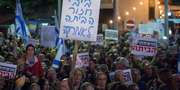 הפגנת השמאל בתל אביב. צילום: מרים אלסטרפלאש90 צילום: מרים אלסטר\פלאש90