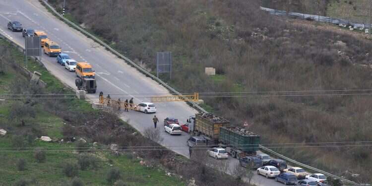 מחסום בכבישי יהודה ושומרון . צילום: EPA צילום: EPA