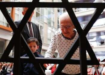 טקס זיכרון לזכר הנרצחים בשואה בקיטו בירת אקוודור. צילום: EPA