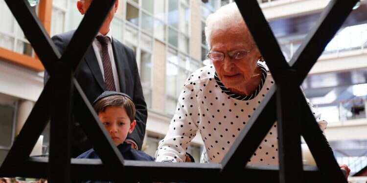 טקס זיכרון לזכר הנרצחים בשואה בקיטו בירת אקוודור. צילום: EPA טקס זיכרון לזכר הנרצחים בשואה בקיטו בירת אקוודור. צילום: EPA