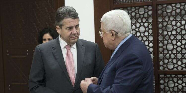 זיגמר גבריאל ואבו מאזן במוקטעה. צילום: EPA צילום: EPA