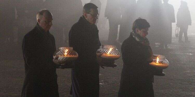 ראש ממשלת פולין בטקס יום השואה הבינלאומי במחנה ההשמדה אושוויץ בירקנאו. צילום: AP צילום: AP