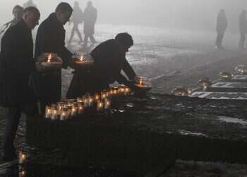 מנהיגי פולין מניחים נרות זיכרון בטקס לזכר נרצחי השואה שנערך במחנה אושוויץ בירקנאו. צילום: AP