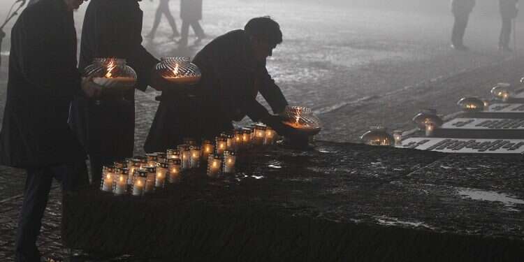 מנהיגי פולין מניחים נרות זיכרון בטקס לזכר נרצחי השואה שנערך במחנה אושוויץ בירקנאו. צילום: AP