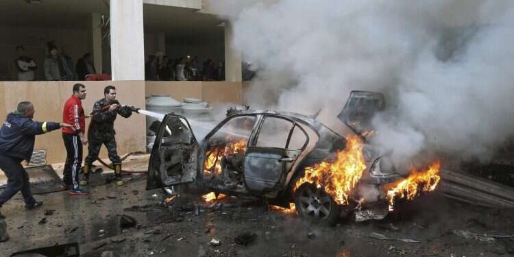 רכבו של מוחמד חמדאן לאחר הפיצוץ. צילום: AP צילום: AP