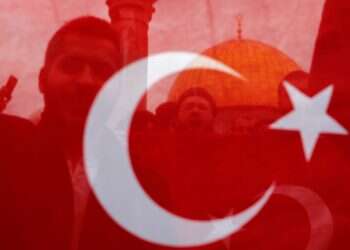 דגלי טורקיה על הר הבית. צילום: AFP