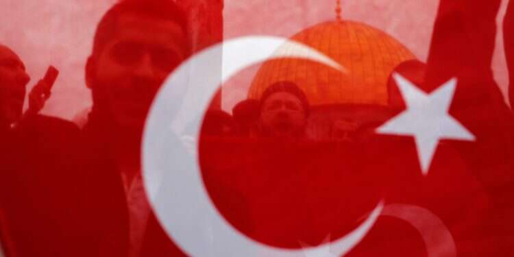 דגלי טורקיה על הר הבית. צילום: AFP