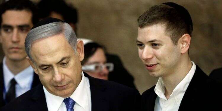 ראש הממשלה בנימין נתניהו ובנו יאיר. צילום: AFP צילום: AFP