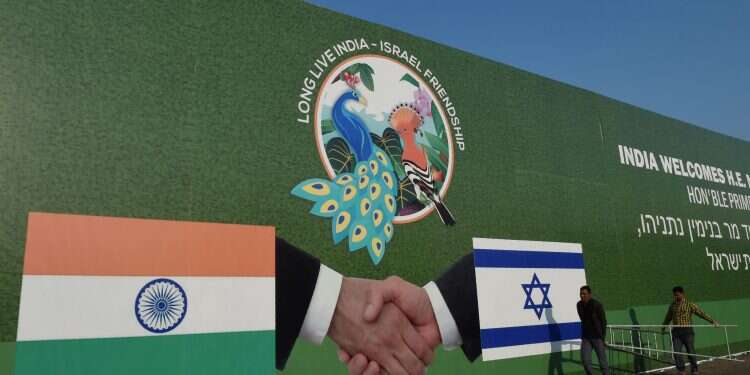 כרזת שהוכנה כבוד ביקור ראש ממשלת ישראל בהודו. צילום: AFP צילום: AFP