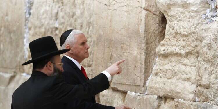 פנס והרב רבינוביץ' בכותל המערבי. צילום: AFP צילום: AFP