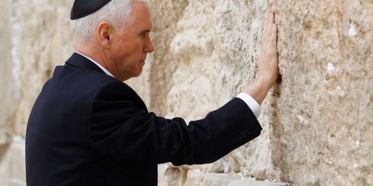 פנס בכותל. צילום: AFP צילום: AFP