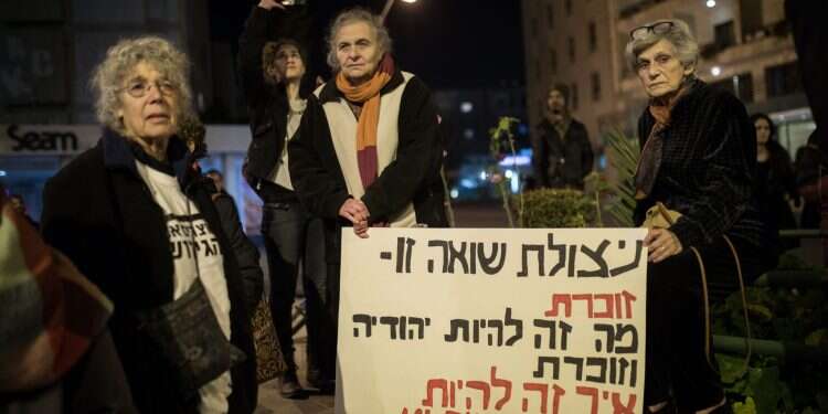 הפגנת ניצולי שואה נגד הוצאת מסתננים מישראל. צילום: הדס פרוש, פלאש90 צילום: הדס פרוש, פלאש90