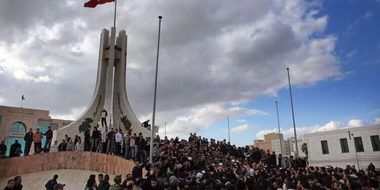 מפגינים מול משרד ראש הממשלה בתוניס, 2011. צילום: גטי אימג'ס המדריך למהפכה: האסטרטג אדוארד לוטוואק מגלה את סוד חילופי המשטר