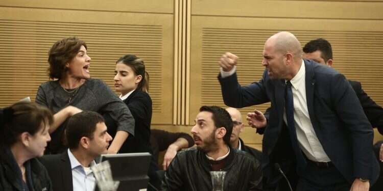 חילופי דברים קשים בין חברי הכנסת אמיר אוחנה ותמר זנדברג בוועדת הפנים. צילום: מרים אלסטר, פלאש90 נתון מראש: הדיון על גירוש המסתננים הפך לשיח חירשים