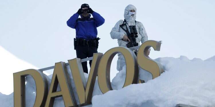 מאבטחים את הפורום הכלכלי באבוס. העולם במתח. צילום: AP צילום: AP