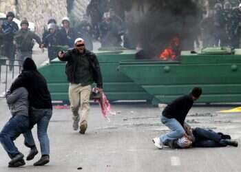 מסתערבים בצהלך הפרות סדר בירושלים. צילום: נתי שוחט\פלאש90