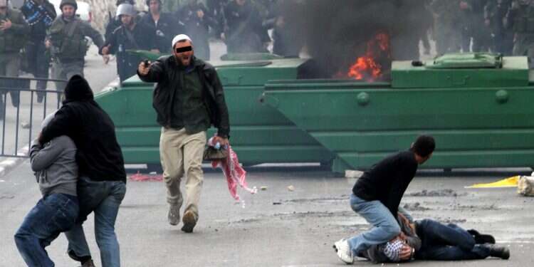 מסתערבים בצהלך הפרות סדר בירושלים. צילום: נתי שוחט\פלאש90