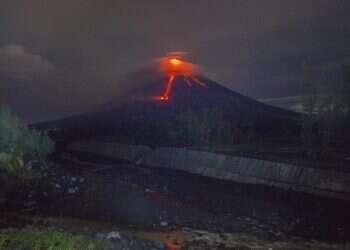 מפלי לבה בהר הגעש מאיון שבפיליפינים. צילום: AP