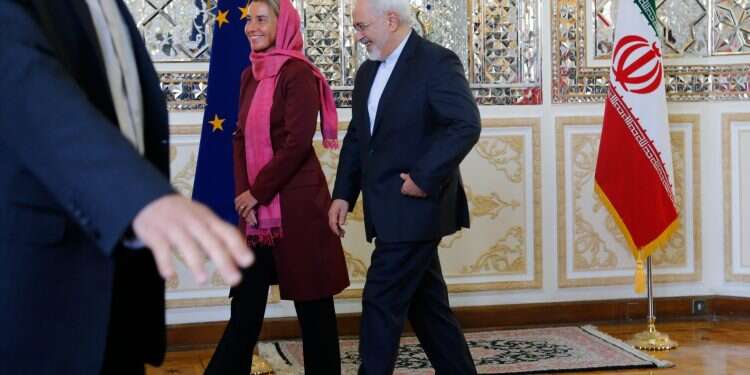 שר החוץ האיראני זריף ושרת החוץ האירופית מוגריני. צילום: EPA צילום: EPA