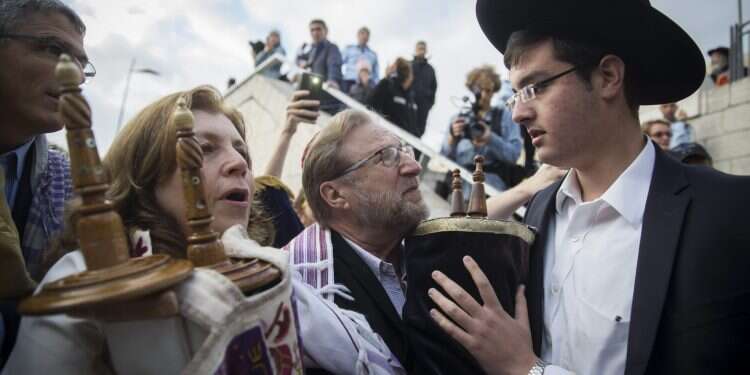 חרדי ורפורמיים בכותל. צילום: הדס פרוש/פלאש 90 צילום: הדס פרוש/פלאש 90