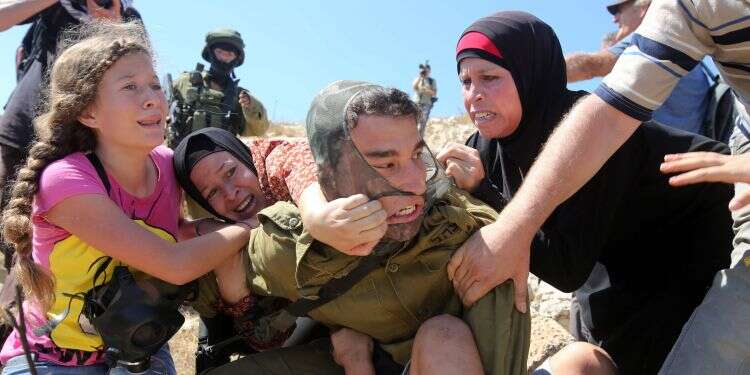 פלסטינים תוקפים חייל צה צילום: AFP