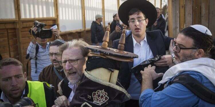 עימות בין חרדים לרפורמים בכותל המערבי. צילום: הדס פרוש/פלאש 90 צילום: הדס פרוש/פלאש 90