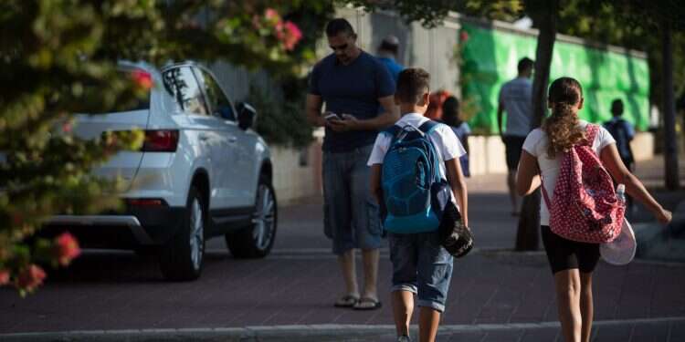 ילדים בדרך לבית הספר. צילום ארכיון: הדס פרוש פלאש90 צילום ארכיון: הדס פרוש פלאש90