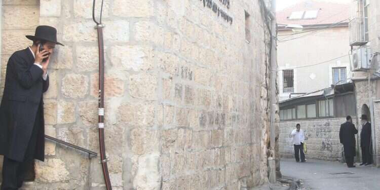 תלמידי ישיבה בשכונת מאה שערים. צילום: מרים צחי הלכות צניעות: מבט חדש על האתגר של דורנו