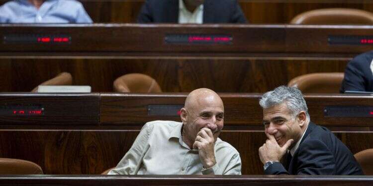 יאיר לפיד ועופר שלח מ'יש עתיד'. צילום: יונתן זינדל\פלאש90