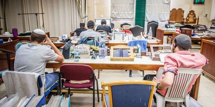 תלמידי ישיבה. למצולמים אין קשר לכתבה. צילום: אנצ׳ו גוש-ג׳יני צילום: אנצ׳ו גוש-ג׳יני