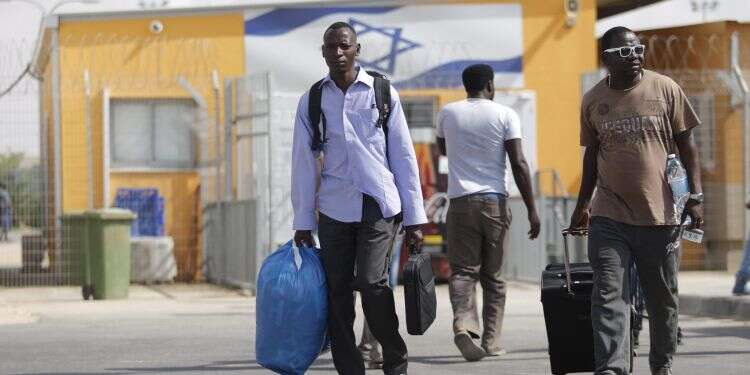 מהגרים מחוץ למתקן חולות. צילום: AFP צילום: AFP