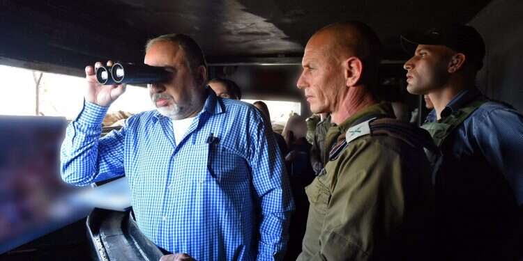 שר הביטחון אביגדור ליברמן בגבול לבנון. צילום: אריאל חרמוני, משרד הביטחון צילום: אריאל חרמוני, משרד הביטחון