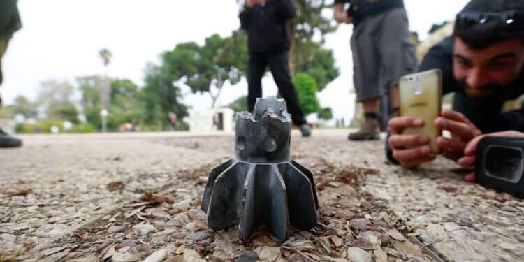 שרידי רקטה בעוטף עזה. צילום: יהודה פרץ צילום: יהודה פרץ