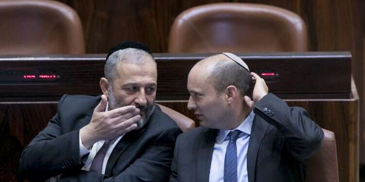 השרים נפתלי בנט ואריה דרעי. צילום: יונתן זינדלפלאש90 צילום: יונתן זינדל\פלאש90