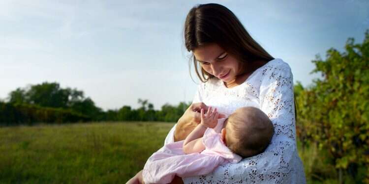 אישה מניקה .צילום: שאטרסטוק צילום: שאטרסטוק
