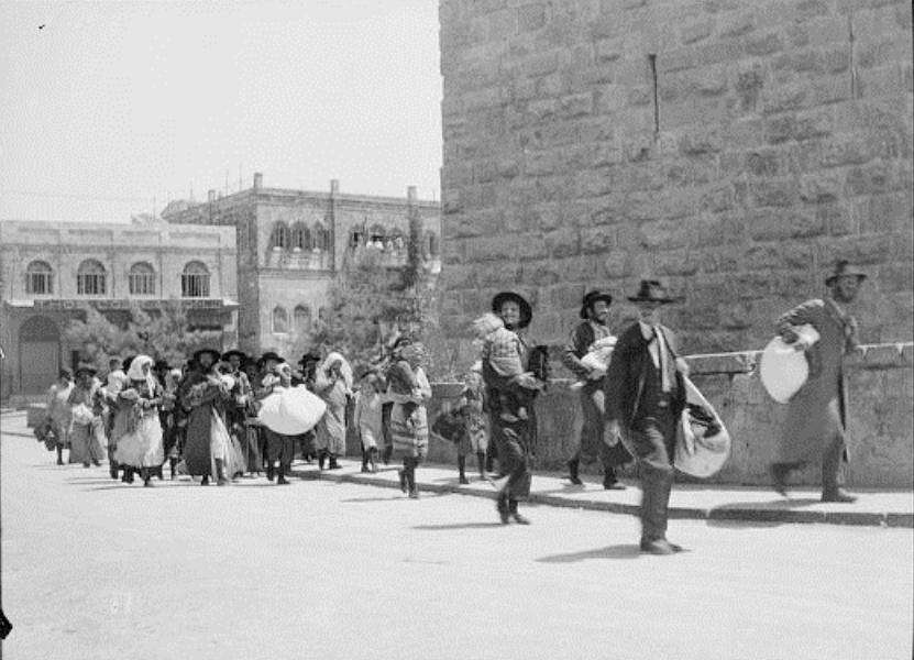 משפחות יהודיות בשער יפו שנמלטו מהעיר העתיקה בירושלים
