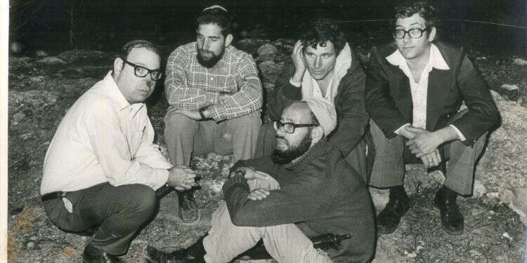 אהוד אולמרט, חנן פורת, יוסף ארציאל, יהודה בן מאיר והרב משה לוינגר. סבסטיה, 1975. צילום: שעיה סגל צילום: שעיה סגל