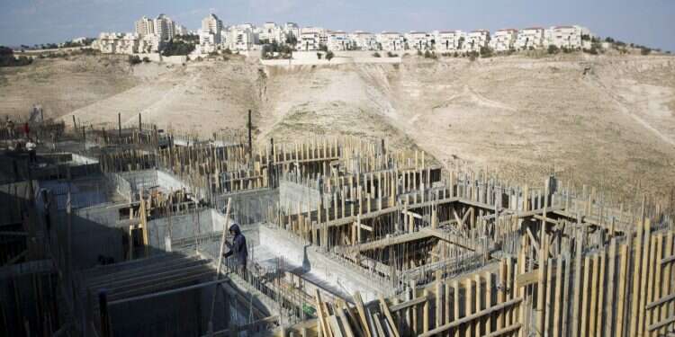 בנייה במעלה־ אדומים. צילום: EPA צילום: EPA