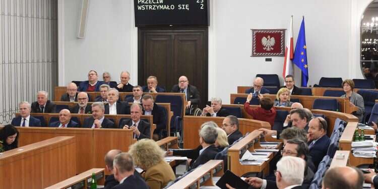 הסנאט. צילום: EPA ההצבעה על החוק הפולני בסנאט. צילום: EPA