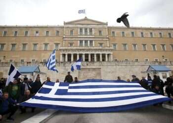 מפגינים ליד בית הנבחרים היווני. צילום: EPA