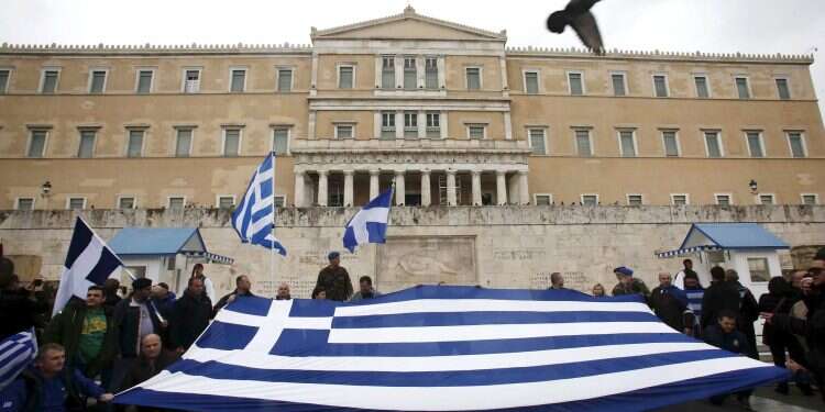מפגינים ליד בית הנבחרים היווני. צילום: EPA מפגינים ליד בית הנבחרים היווני. צילום: EPA